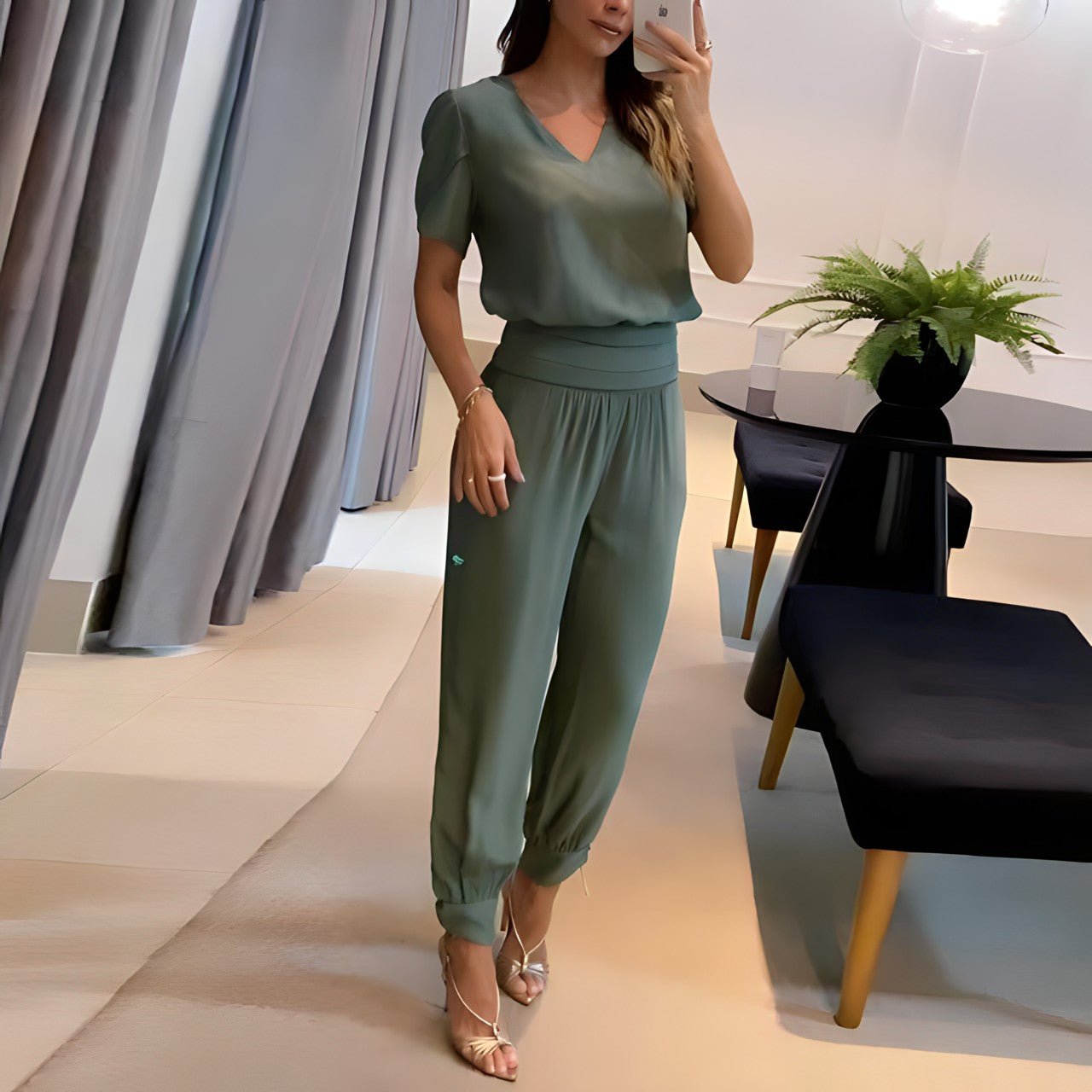 Trendy Women's Set – Stylish Blouse and Trousers Outfit